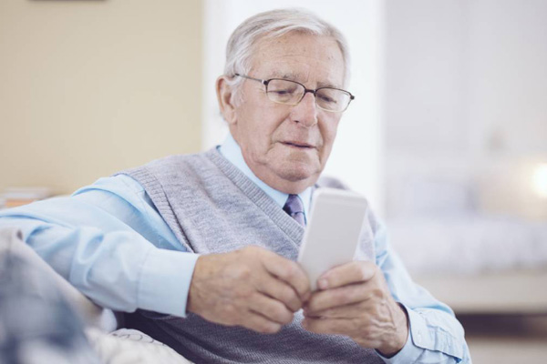 Senior Singles Use Dating Apps